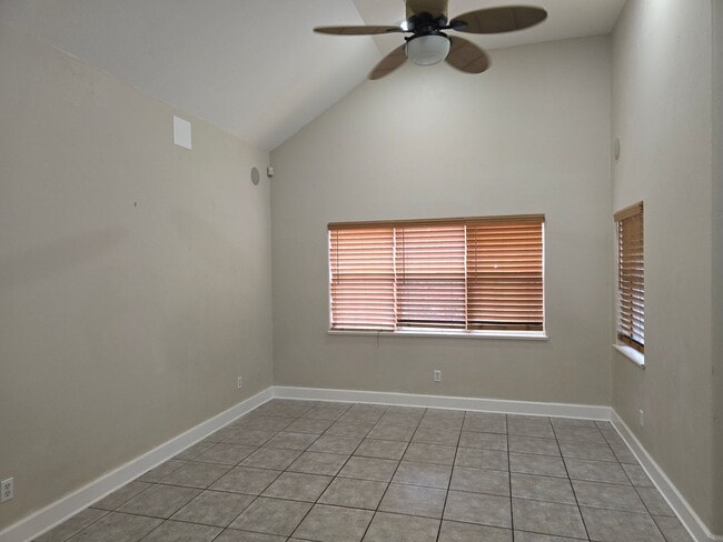Building Photo - Charming 2-bedroom, 2-bathroom home