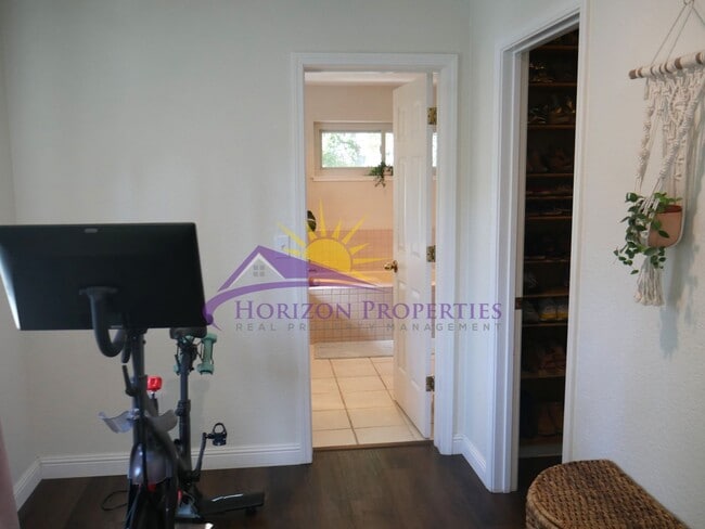 Building Photo - 1704 Summerhill Ct