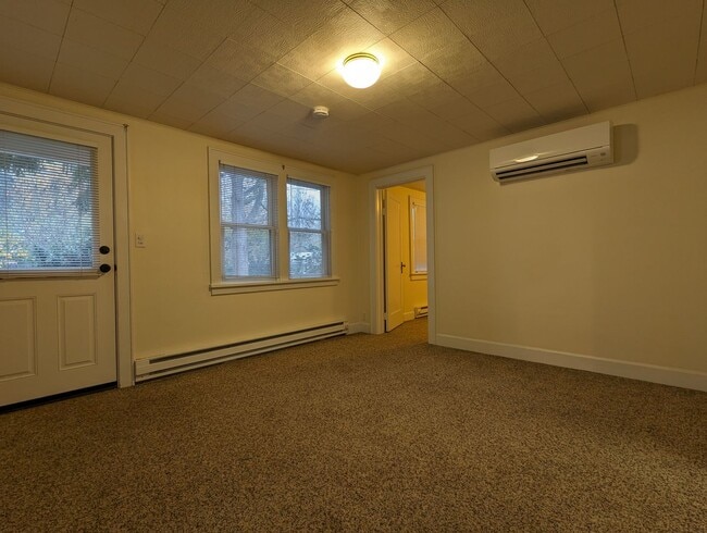 Building Photo - Spacious 2-Bedroom, 1-bath Home Close To Owen Rose Gardens!
