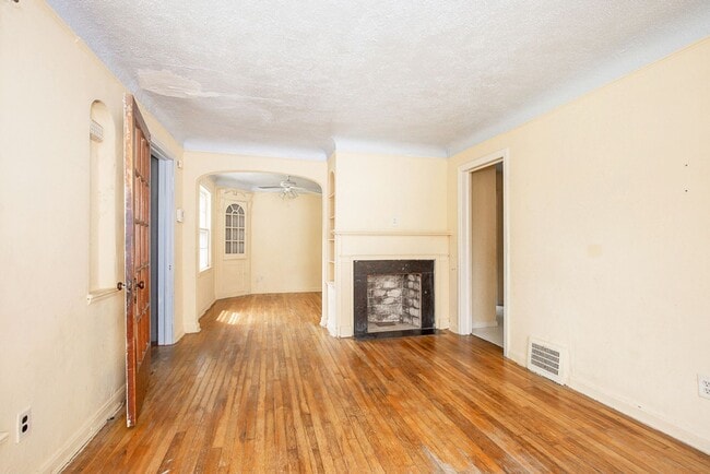 Building Photo - 2 BED 1.5  BATH BEAUTIFUL SINGLE FAMILY HO...