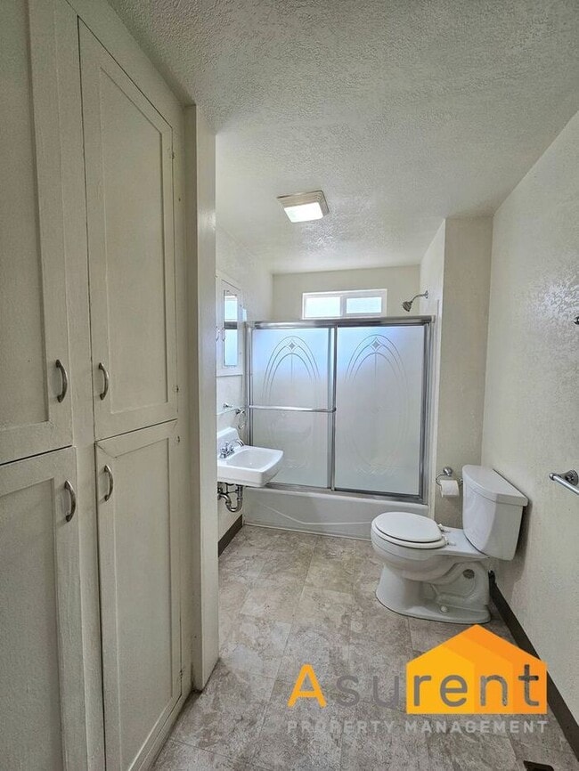 Building Photo - Charming 3-bedroom, 2-bathroom Home: Utili...