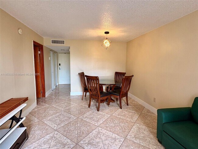 Building Photo - 14501 N Kendall Dr