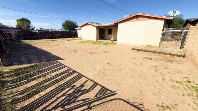 Building Photo - "Spacious 4-Bedroom Oasis in Phoenix with 2 Full Baths - 1,670 Sq Ft of Comfort!"