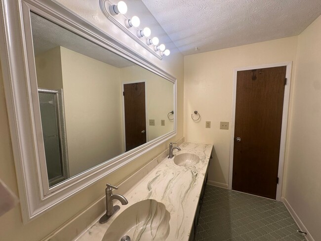 Building Photo - Charming 3 Bedroom, 2 Bathroom Home in Lenlock!