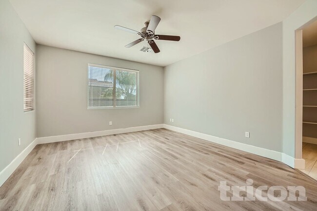 Building Photo - 678 S Desert Haven Rd