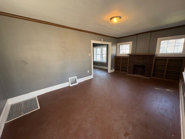 Building Photo - Charming 5-Bedroom Home with Eat-In Kitchen Nook & Bonus Sunroom