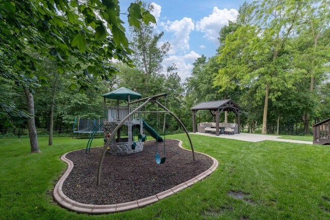 Building Photo - Stunning rambler on Tanager Road!