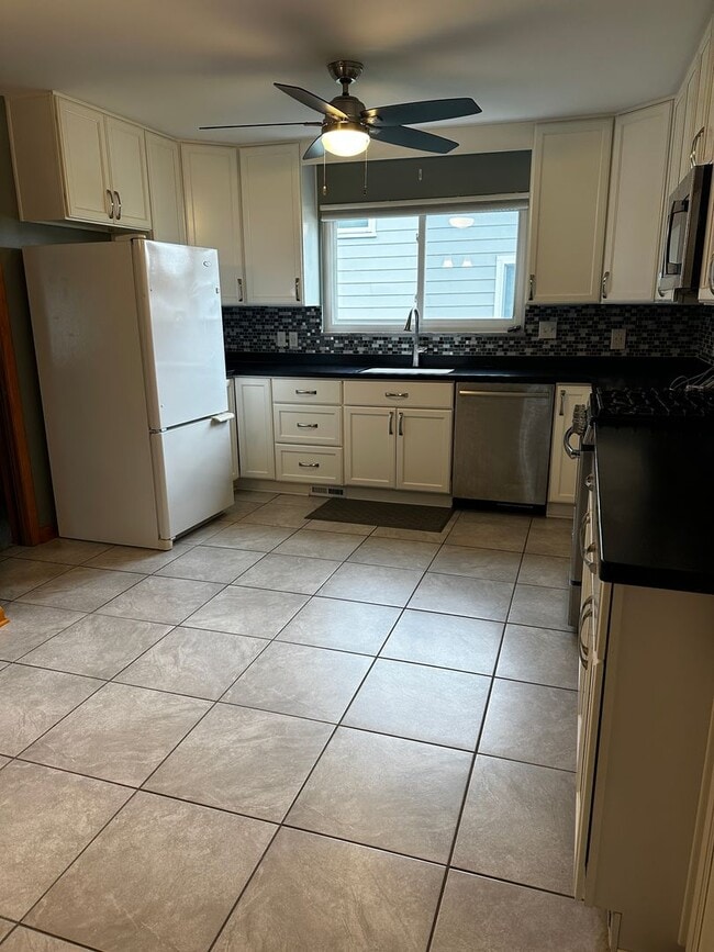 Building Photo - North Olmsted -5 Bedroom 2 1/2 bath large ...