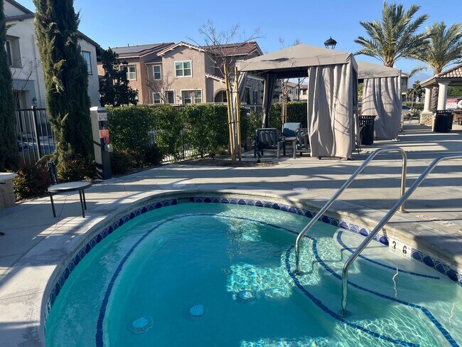 Building Photo - Spacious 3 bedroom, 3-bathroom condo for rent