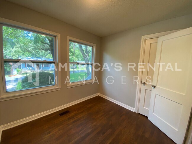 Building Photo - Home for rent in Midfield!