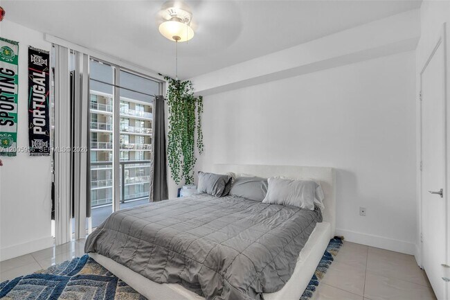 Building Photo - 1111 SW 1st Ave