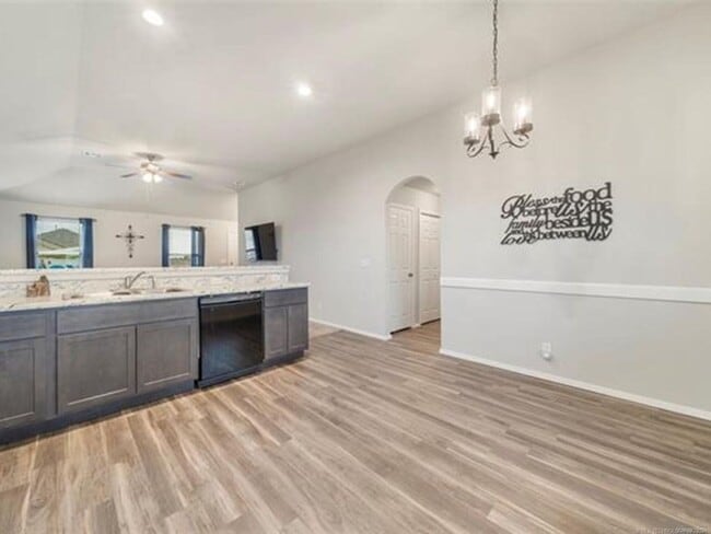 Building Photo - Spacious 3 Bed 2 Bath Home with 2 car gara...