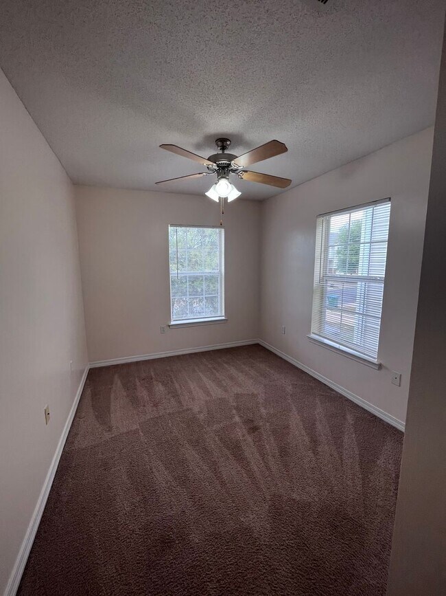 Building Photo - Crestview Townhouse