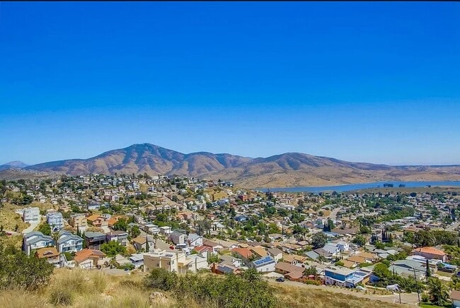 Building Photo - Charming 3 Bed 2 Bath In Spring Valley