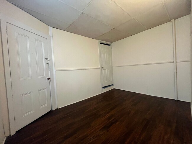 Building Photo - 633 Manor St
