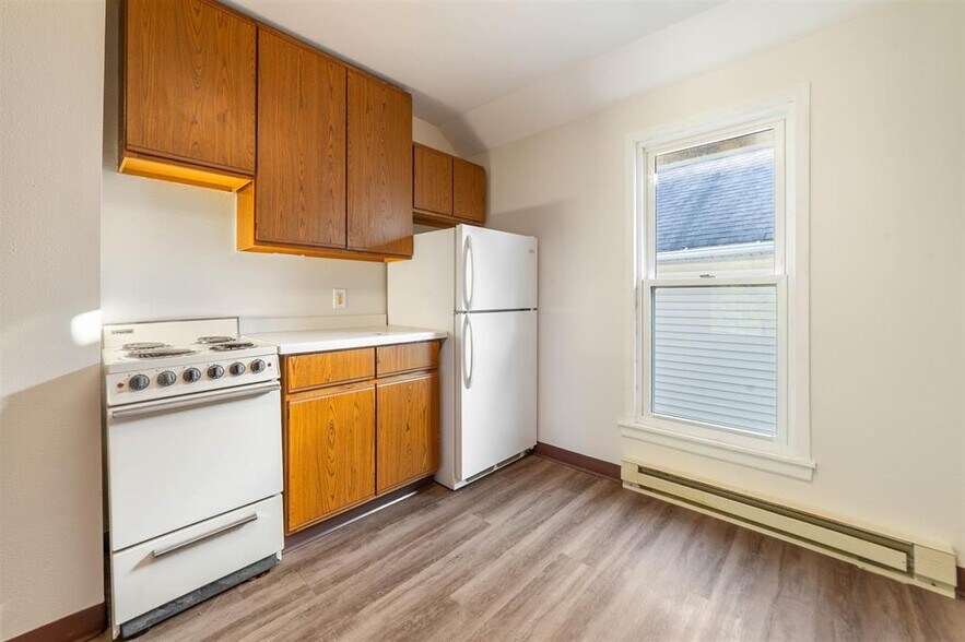 Building Photo - 325 E 8th St