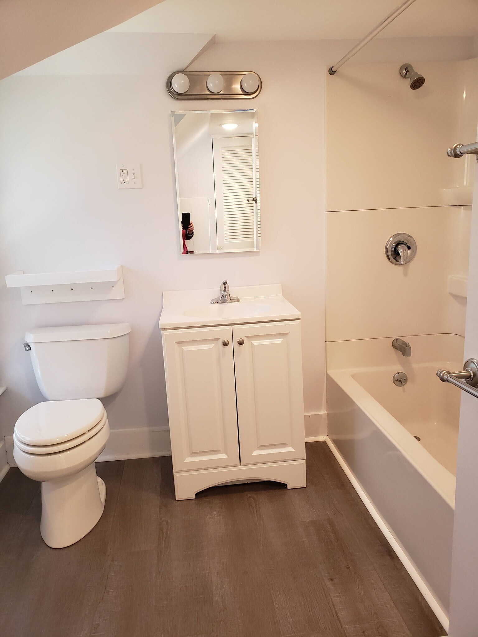 Full Bathroom - 429 Elm St
