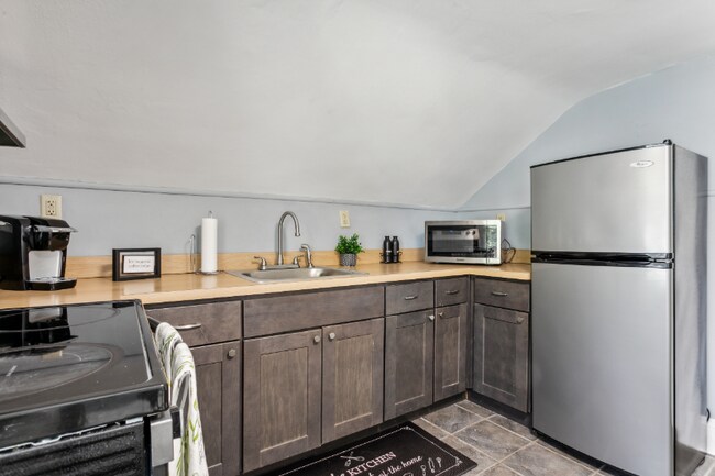 Building Photo - 3426 Kenmore Dr