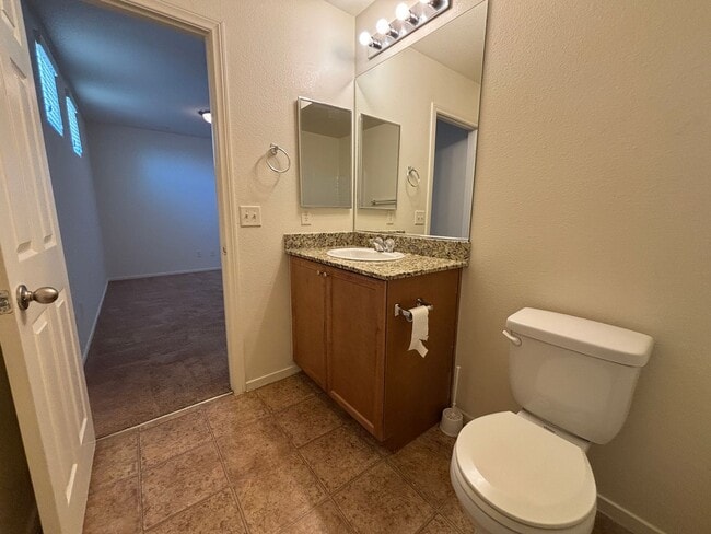 Building Photo - GUARD GATED 3 BED 2.5 BATH 2 CAR GARAGE TO...