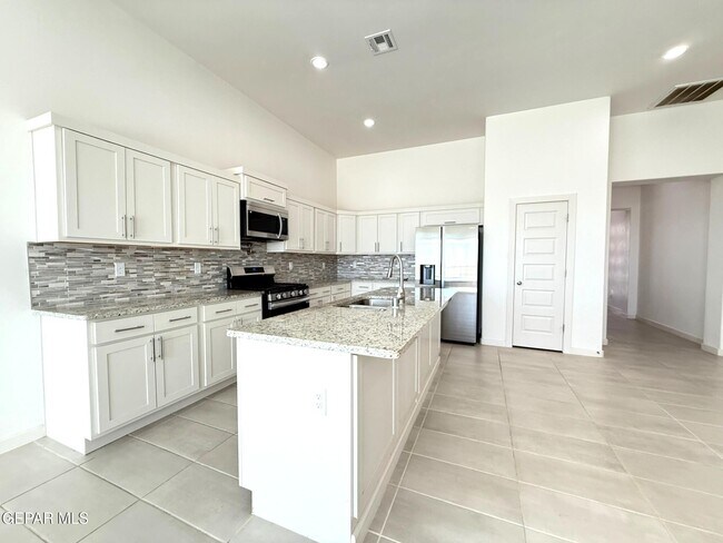 Building Photo - 7792 Enchanted Pk Dr