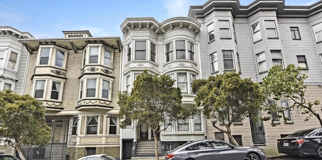 Building Photo - Beautifully Updated Top Floor Three Bedroo...