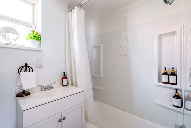 Building Photo - 605 Dennison Ave