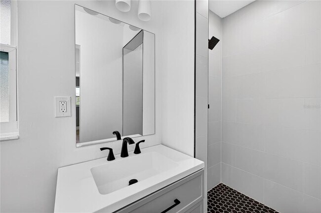 Building Photo - 2141 Indian Ave S