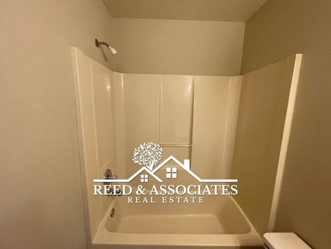 Building Photo - Charming Home Located in Quiet Neighborhood!