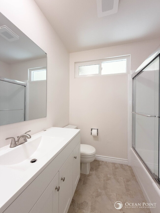 Building Photo - 2 Bedroom Duplex for Rent in Camarillo!