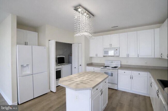 Building Photo - 400 Symphony Cir