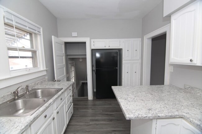 Building Photo - 2 Bedroom & Large Car Garage in Moline for...