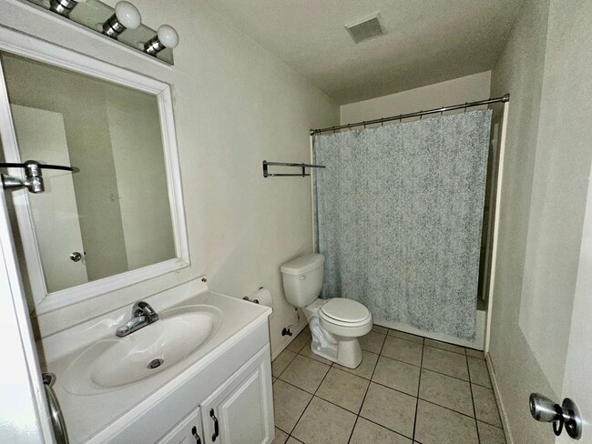 Building Photo - 2 Bedroom Condo w/ Water and Internet Incl...