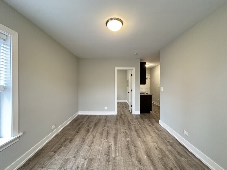 Building Photo - 712 W Brompton Ave