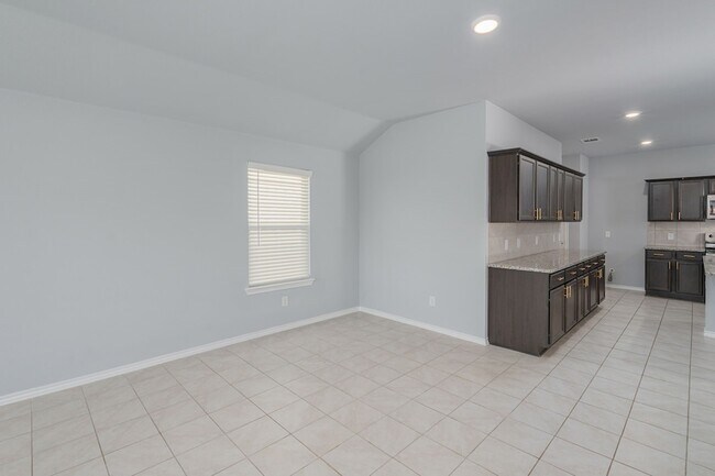 Building Photo - 811 Emerald Dr