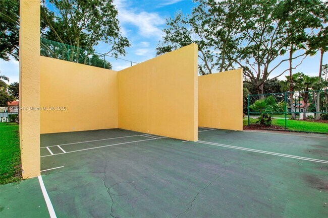 Building Photo - 6047 Seminole Gardens Cir