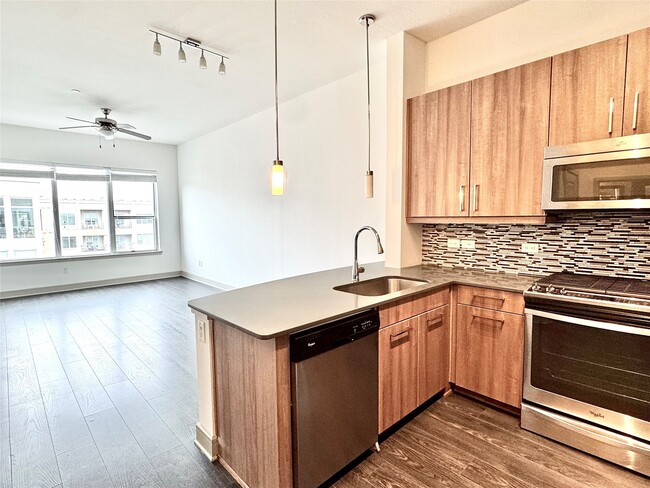 Primary Photo - 2111 Westheimer Rd