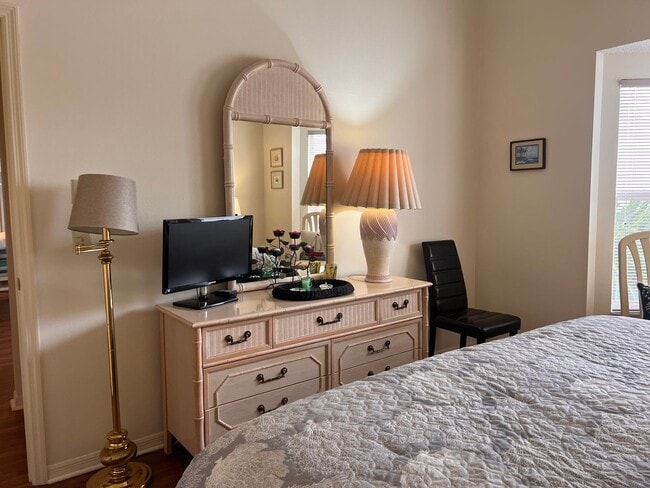 Building Photo - NEWLY LISTED 2BD/2BA/2CG Villa