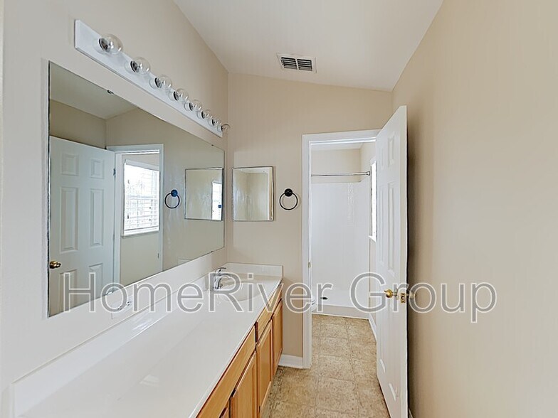 Building Photo - 2215 Canopy Dr