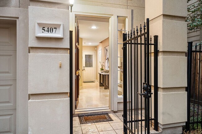 Building Photo - 5407 Lillian St