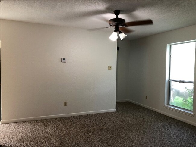 Building Photo - 15606 Santa Fe Dr