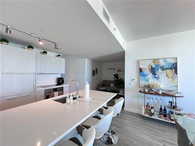 Building Photo - 501 NE 31st St