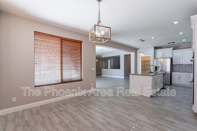 Building Photo - 2741 E Yellowstone Pl