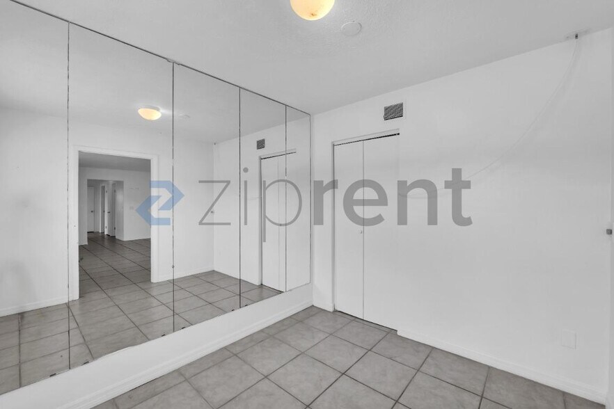 Building Photo - Unit