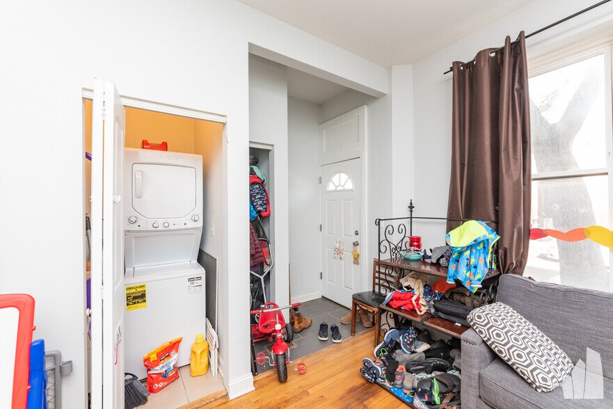 Building Photo - 2341 W Montana St