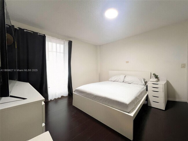 Building Photo - 4160 Inverrary Dr
