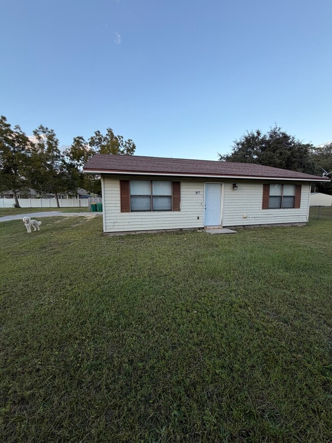 Building Photo - 817 Tanager Rd