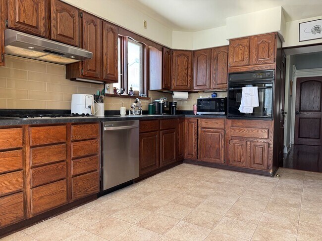 Building Photo - Charming Home For Rent Near UNO & Aksarben