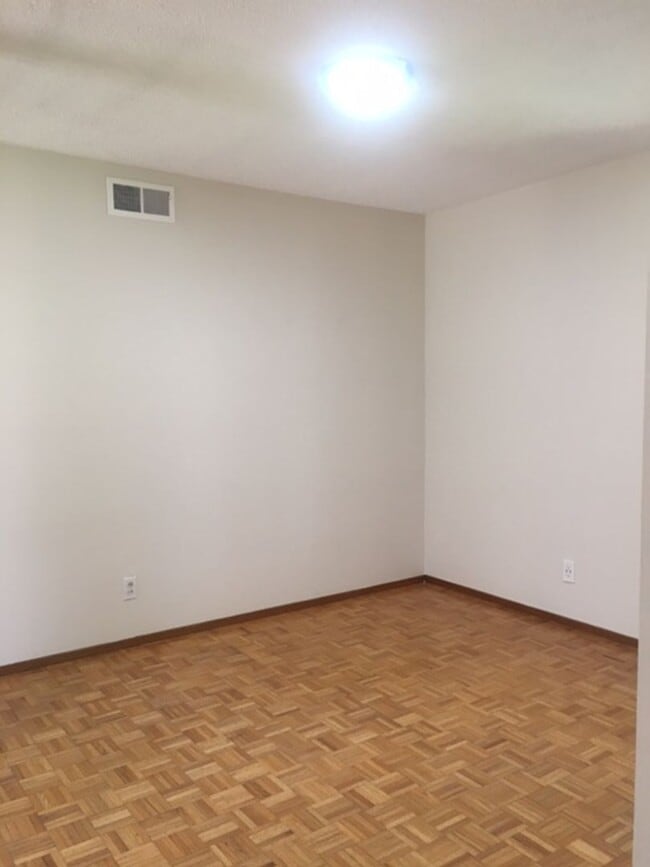 Building Photo - Single Family Home 3 Bedroom 2 Bath Corner...