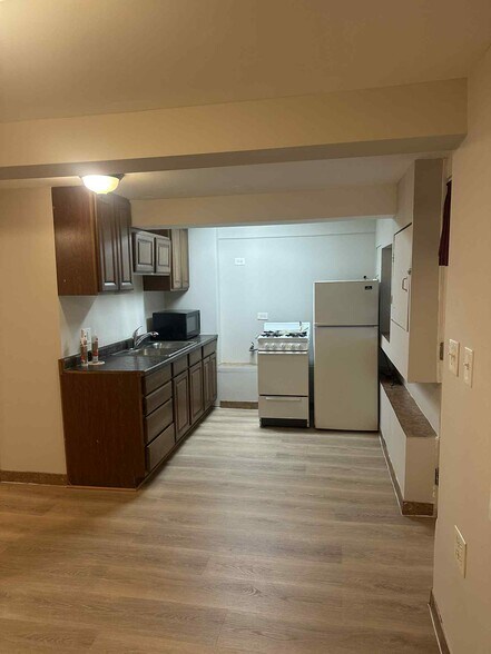 Building Photo - 3709 W Diversey Ave