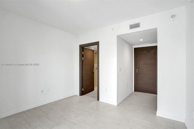 Building Photo - 1000 Brickell Plaza